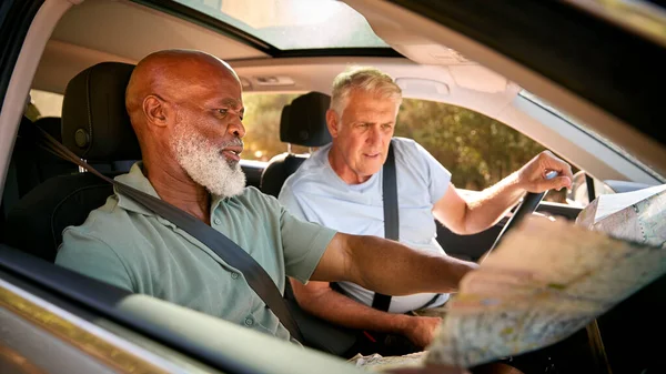 Zwei Verwirrte Männliche Senioren Auf Tagesausflug Mit Dem Auto Unterwegs — Stockfoto