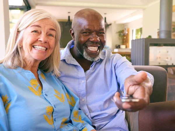Multi Rassistisches Senior Paar Auf Dem Sofa Hause Vor Dem — Stockfoto