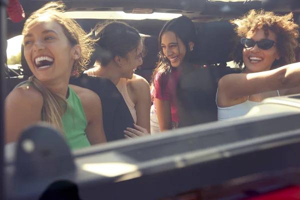 Bir Grup Gülen Bayan Arkadaşın Araba Yolculuğunda Açık Havada Eğlendiği — Stok fotoğraf