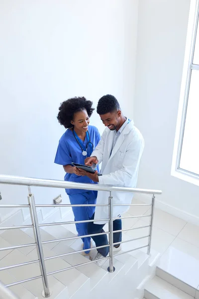 Mannlig Lege Kvinnelig Sykepleier Med Digital Tablett Diskutere Pasientnotater Trappene – stockfoto