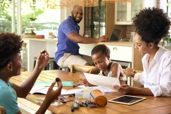 Familie Rond Tafel Thuis Met Behulp Van Laptop Met Ouders — Stockfoto