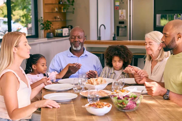 Famiglia Multi Generazione Che Tiene Mani Recita Preghiera Prima Mangiare — Foto Stock