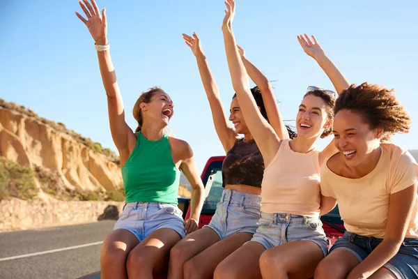 Laughing Female Friends Sitting Hood Open Top Car Road Trip — Stock Photo, Image