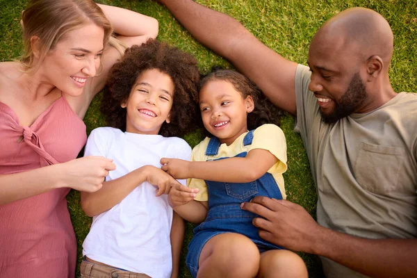 Boven Schot Van Multi Raciale Familie Liggend Gras Kietelen Kinderen — Stockfoto