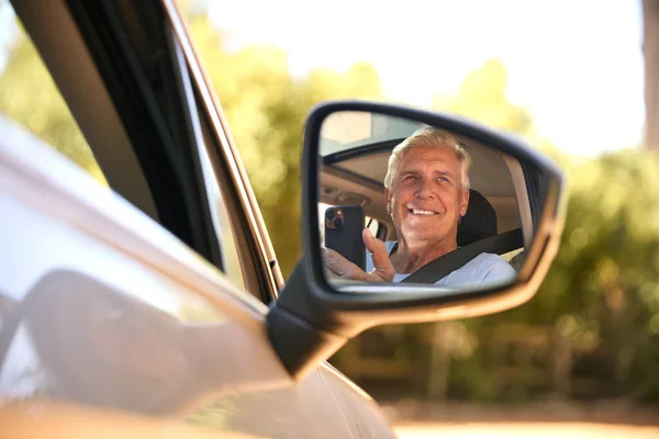 Passageiro Masculino Sênior Com Telefone Móvel Refletido Espelho Asa Carro — Fotografia de Stock