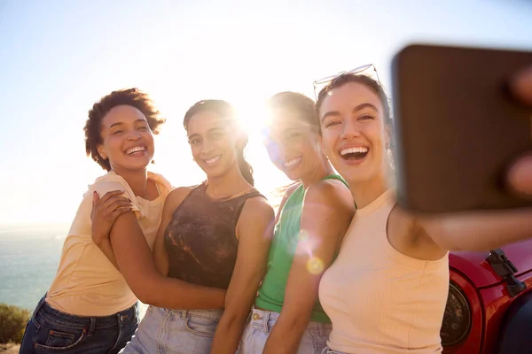 Γελώντας Γυναίκες Φίλοι Διακοπές Έχοντας Διασκέδαση Απόσπαση Για Selfie Ανοιχτό — Φωτογραφία Αρχείου