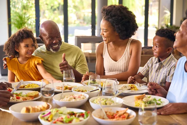 Multi Geração Família Sentada Torno Mesa Comendo Refeição Casa Juntos — Fotografia de Stock