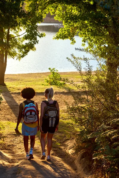 Rückansicht Zweier Freundinnen Mit Rucksäcken Urlaub Beim Gemeinsamen Wandern See — Stockfoto