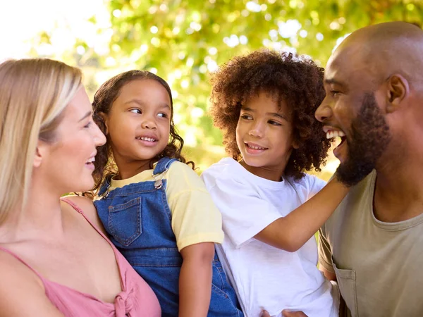 Portret Van Multi Raciale Familie Staande Tuin Glimlachen Camera — Stockfoto