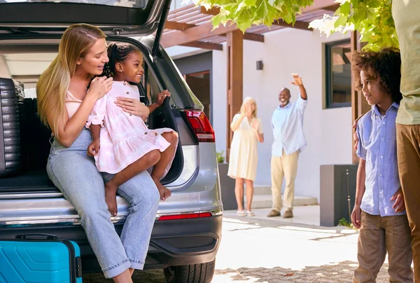Grootouders Groeten Kleinkinderen Als Familie Uitpakken Auto Familievakantie — Stockfoto