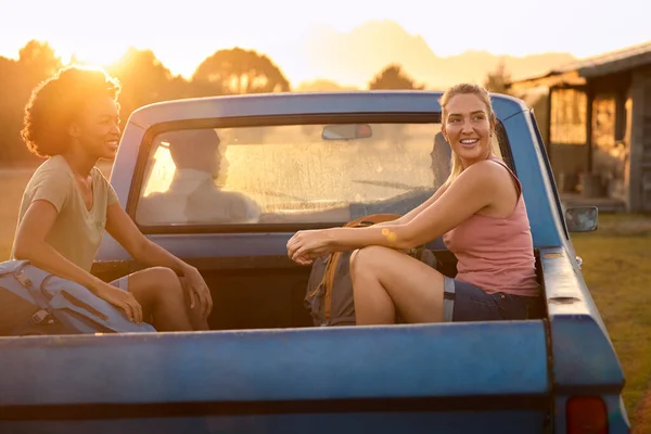 Twee Vrouwen Paardrijden Rug Van Pick Truck Als Vrienden Aankomen — Stockfoto