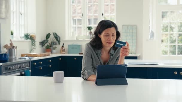 Dojrzała Kobieta Kartą Kredytową Przy Użyciu Tabletu Cyfrowego Domu Kuchni — Wideo stockowe