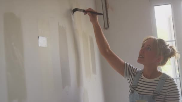 Evin Yenilenme Odasındaki Kadın Testçi Boyacı Duvar Boyası Şeritleri Yavaş — Stok video