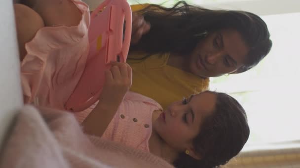 Κάθετη Βίντεο Της Μητέρας Και Της Κόρης Κάθεται Στον Καναπέ — Αρχείο Βίντεο