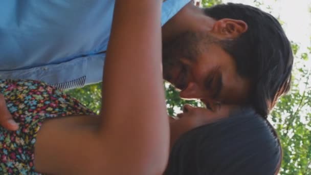 夏の庭で抱き合うカップルの垂直ビデオを愛するビデオを閉じるか 日焼けすることに反対する田舎 スローモーションで撮影 — ストック動画