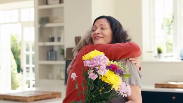女人在家里站在厨房里的时候 竟然拿着鲜花给同性伴侣惊喜 动作缓慢 — 图库视频影像