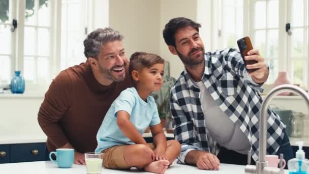 Famille Homosexuelle Avec Deux Papas Dans Cuisine Maison Avec Son — Video