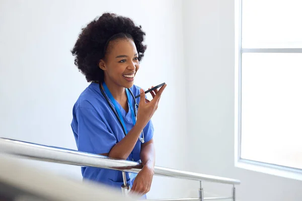 Médica Enfermeira Conversando Microfone Telefone Móvel Nas Escadas Hospital — Fotografia de Stock