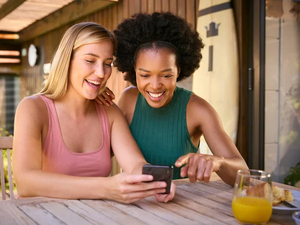 Smilende Flerkulturelle Kvinnelige Venner Utendørs Hjemme Ser Mobiltelefonen – stockfoto