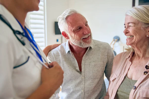 Krankenschwester Uniform Trifft Sich Mit Senioren Paar Privaten Krankenhauszimmer — Stockfoto
