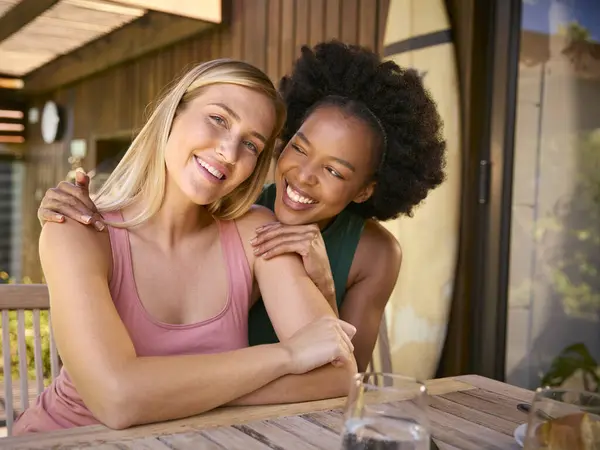 Portret Van Twee Lachende Vrouwelijke Vrienden Die Samen Aan Tafel — Stockfoto