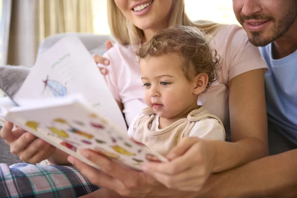 Familie Sitzt Hause Auf Sofa Eltern Lesen Buch Mit Jungem — Stockfoto