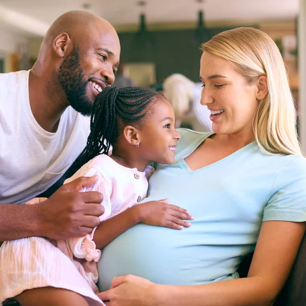 Familia Con Hija Acurrucándose Madre Embarazada Casa Juntos — Foto de Stock