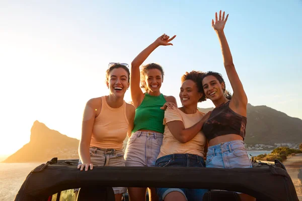 Πορτρέτο Των Γυναικών Φίλων Στέκεται Επάνω Μέσω Του Αυτοκινήτου Ηλιοροφή — Φωτογραφία Αρχείου