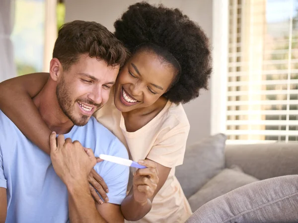 Aufgeregtes Paar Mit Mehreren Rassen Feiert Positives Ergebnis Des Schwangerschaftstests — Stockfoto