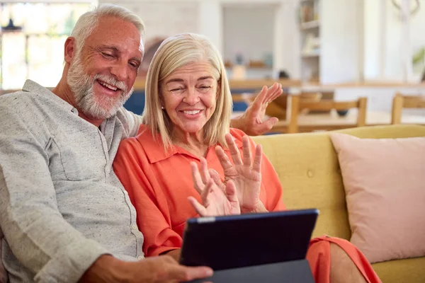 Gepensioneerd Senior Paar Thuis Het Maken Van Video Call Digitale — Stockfoto
