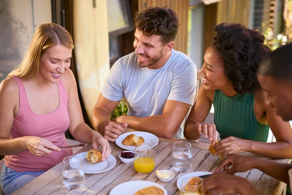Groep Van Glimlachende Multi Culturele Vrienden Eten Ontbijt Buiten Thuis — Stockfoto