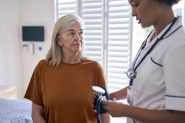 Krankenschwester Uniform Nimmt Blutdruck Einer Seniorin Privatem Krankenhauszimmer — Stockfoto