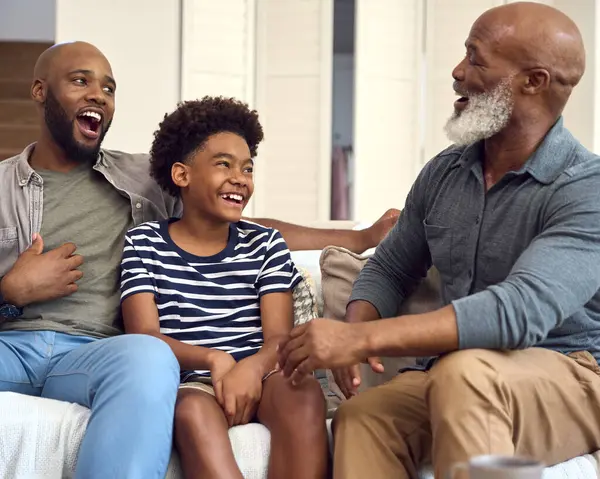 Lachen Multi Generation Mannelijke Familie Hangend Sofa Thuis Praten Samen — Stockfoto