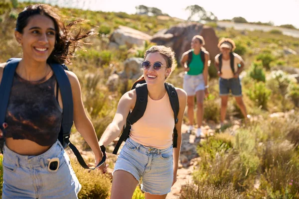 Group Female Friends Backpacks Helping Each Other Hike Countryside Coastal — Stock Photo, Image