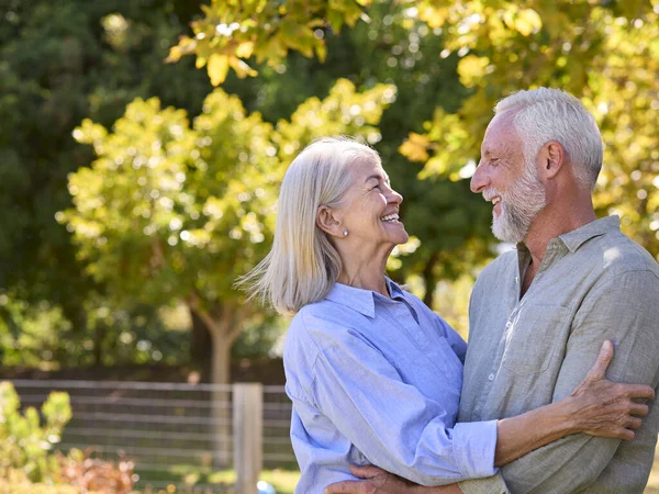 园林公园或郊区的爱情老年夫妇站在户外的画像 — 图库照片