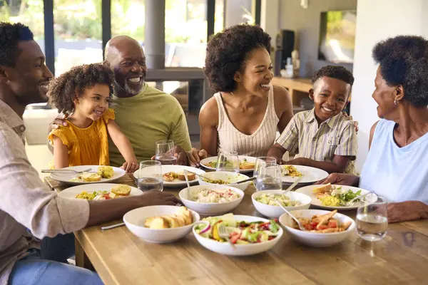 Multi Geração Família Sentada Torno Mesa Comendo Refeição Casa Juntos — Fotografia de Stock