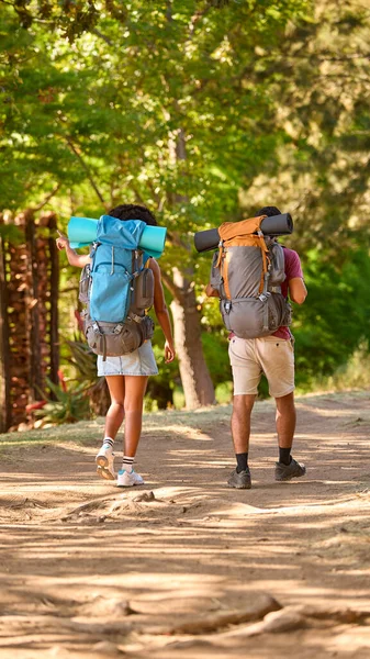 Rückansicht Eines Paares Mit Rucksack Urlaub Beim Gemeinsamen Wandern Durch — Stockfoto