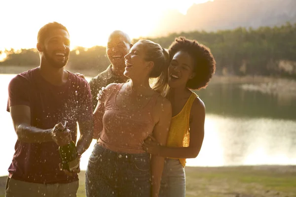 Bir Grup Arkadaş Göl Kenarında Kutlama Yapıyor Şampanyayı Açıyorlar — Stok fotoğraf