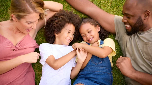 Boven Schot Van Multi Raciale Familie Liggend Gras Kietelen Kinderen — Stockfoto