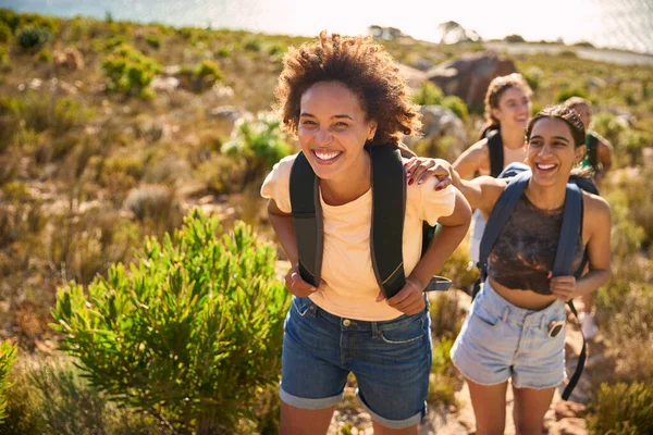 Gruppe Von Freundinnen Mit Rucksäcken Urlaub Auf Einer Wanderung Durch — Stockfoto