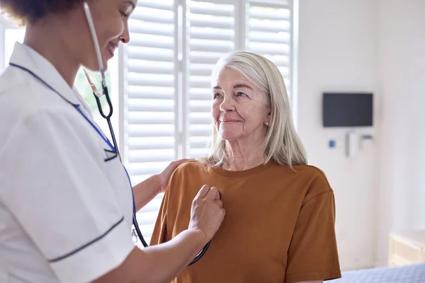 Krankenschwester Uniform Hört Seniorin Privatkrankenhauszimmer Auf Die Brust — Stockfoto