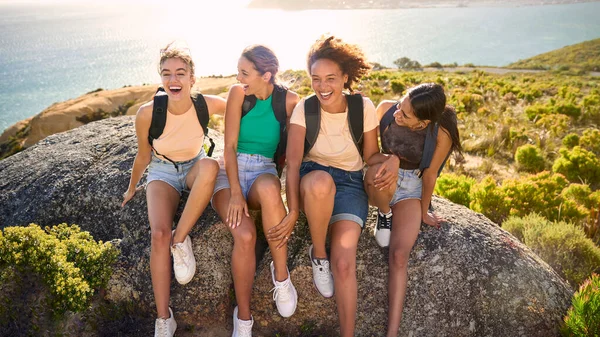 Freundinnen Mit Rucksäcken Urlaub Machen Eine Pause Bei Einer Wanderung — Stockfoto