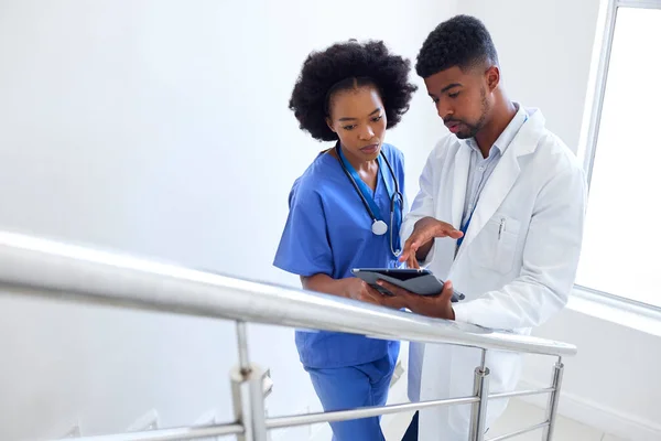 Mannlig Lege Kvinnelig Sykepleier Med Digital Tablett Diskutere Pasientnotater Trappene – stockfoto