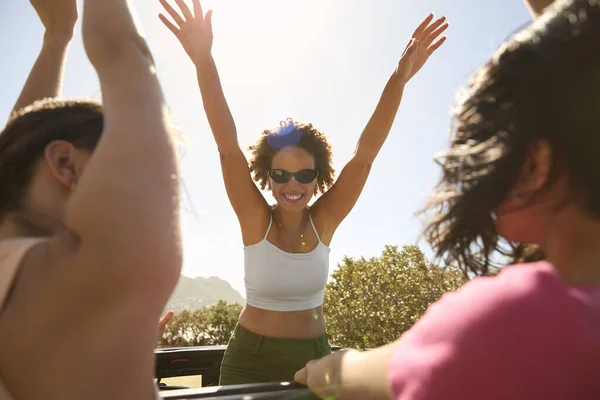 Kadın Arkadaşlar Güneş Arabasının Arkasında Dikiliyor Kırsal Kesimde Dans Ediyorlar — Stok fotoğraf