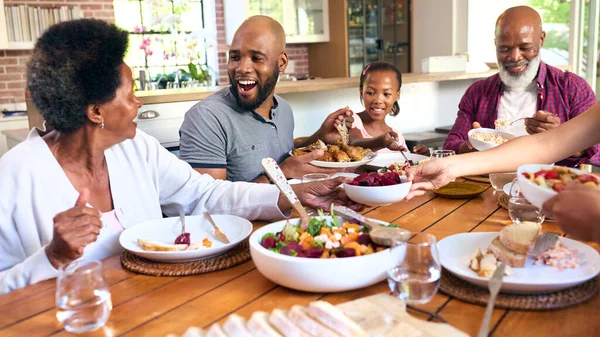 Família Multi Geração Que Senta Torno Tabela Que Serve Alimento — Fotografia de Stock