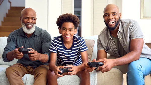 Männliche Mehrgenerationenfamilie Sitzt Hause Auf Dem Sofa Und Spielt Gemeinsam — Stockfoto