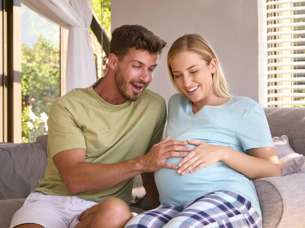 Pareja Con Mujer Embarazada Dormitorio Casa Con Hombre Sintiendo Patadas —  Fotos de Stock