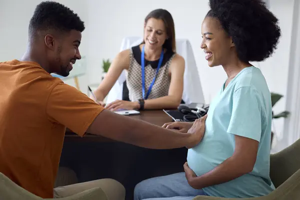 Těhotná Dvojice Schůzce Ženským Lékařem Nebo Kanceláři Stock Snímky