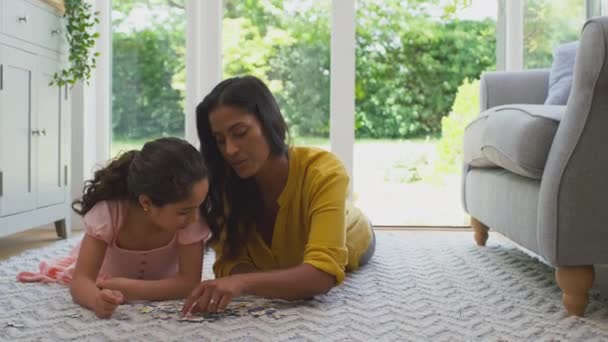Anne Kızı Evde Yerde Uzanmış Yapboz Yapıyorlar Ağır Çekimde Çekilmiş — Stok video