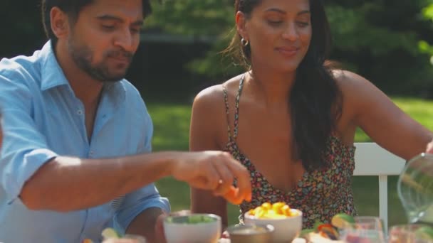 집에서 정원에서 식사를 즐기는 슬로우 모션에서 — 비디오